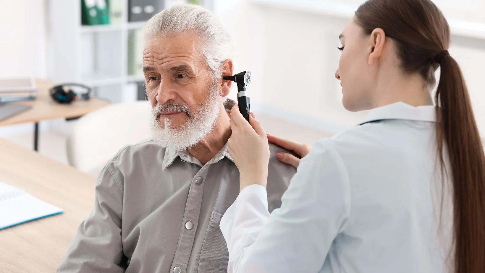 Hearing test with a senior